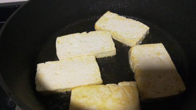 干煸豆腐,中火煎制。
