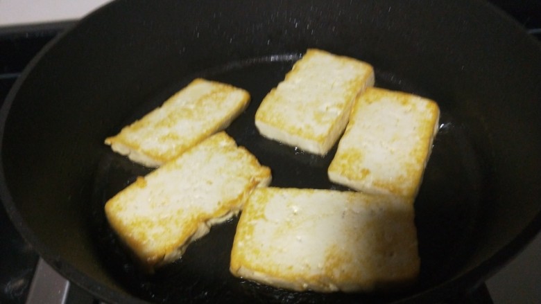 干煸豆腐,煎制两面微黄即可。