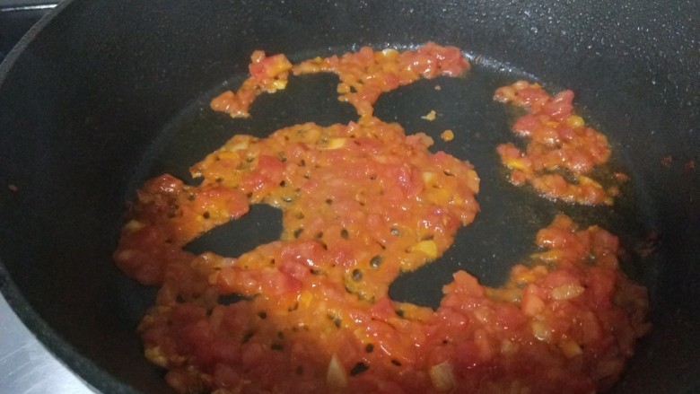 干煸豆腐,倒入番茄炒均匀。