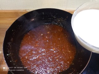 叉烧里脊肉,五分钟后倒入玉米淀粉汁，继续搅拌至粘稠状