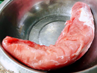 叉烧里脊肉,在市场买到新鲜的里脊肉洗净沥干水份备用