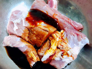 叉烧里脊肉,里脊肉切成大小均匀的块状放入调味料叉烧酱、蚝油、一品鲜酱油