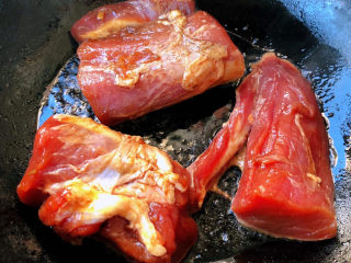 叉烧里脊肉,锅中倒入底油加热放入入味的里脊肉中火煎制