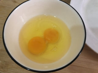 鸡蛋火腿炒饭,碗里打入两个鸡蛋