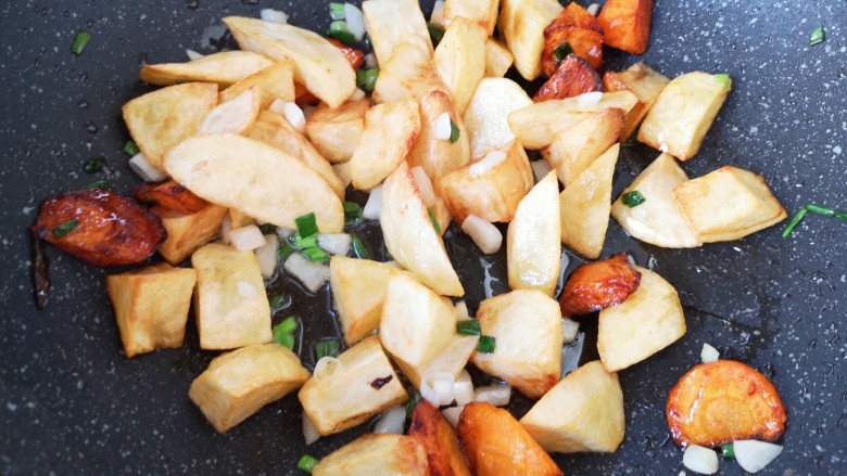 家常地三鲜,下入炸过的土豆胡萝卜块翻炒均匀。
