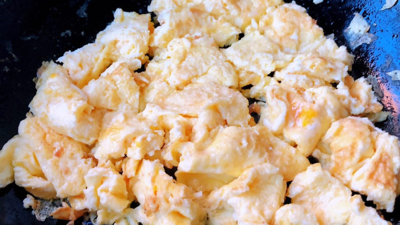 笋尖炒蛋,锅中倒入底油加热倒入打散的蛋液炒至八成熟先盛出备用