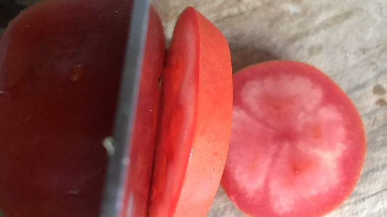 煎西红柿,不去皮，擦干水分，切厚片