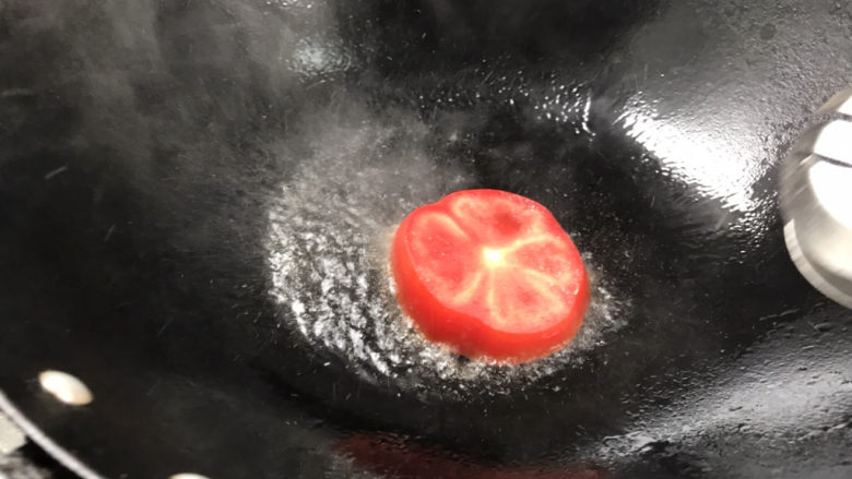 煎西红柿,冷油放入西红柿