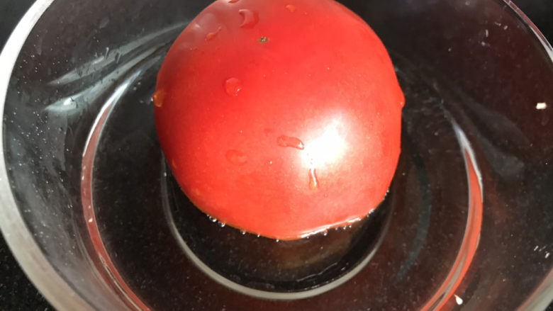 煎西红柿,<a style='color:red;display:inline-block;' href='/shicai/ 3551'>西红柿</a>买大点的熟透的，洗净
