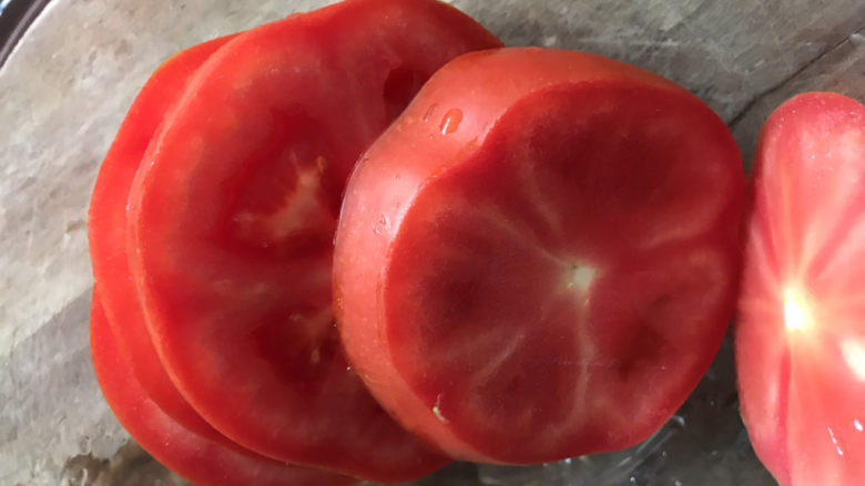 煎西红柿,切完后放入容器中备用