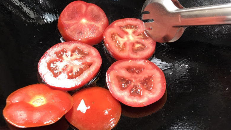 煎西红柿,依次把西红柿全放入锅中