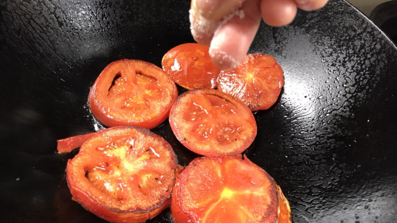 煎西红柿,撒入少许盐（最好用手撒）