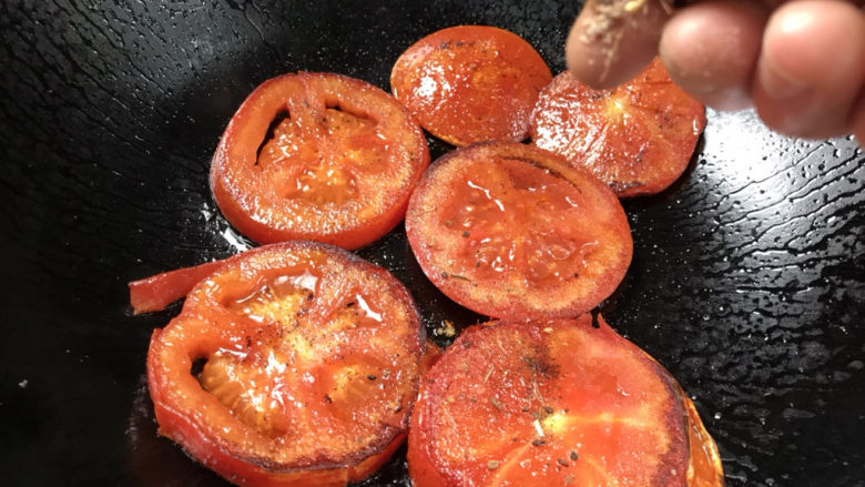 煎西红柿,再撒入意式香草
