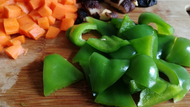豌豆炒胡萝卜,青椒去籽切块儿。