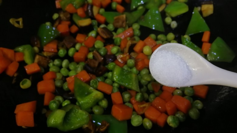 豌豆炒胡萝卜,加盐文火炒匀入味。