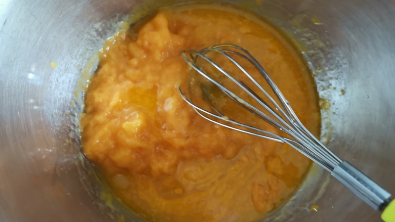 芒果米粉小蛋糕,加入芒果泥，搅拌均匀
