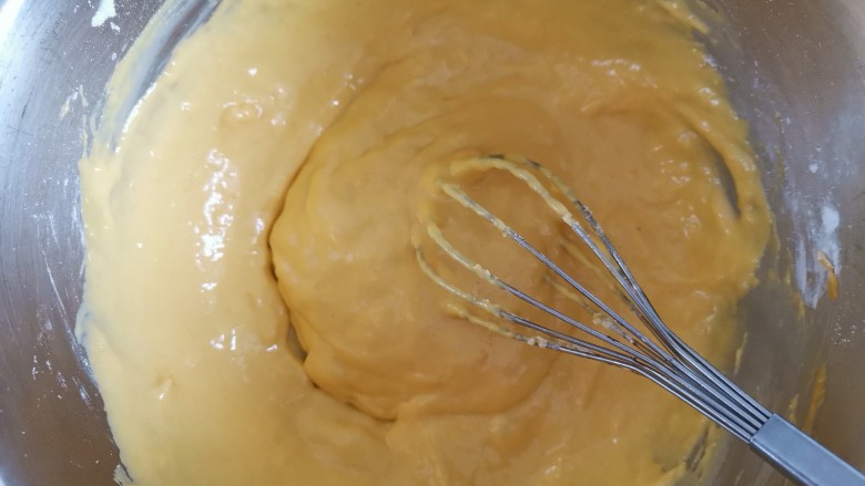 芒果米粉小蛋糕,搅拌均匀至无干粉颗粒，不用注意搅拌手法，因为米粉不会起筋