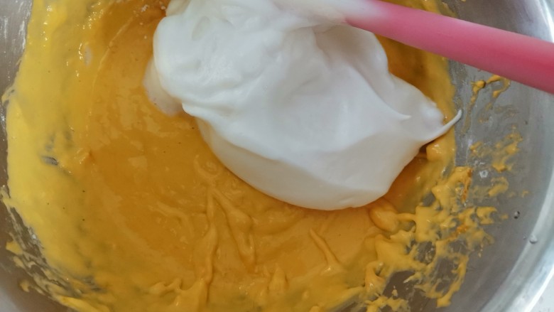 芒果米粉小蛋糕,取三分之一蛋白霜到蛋黄糊里翻拌均匀