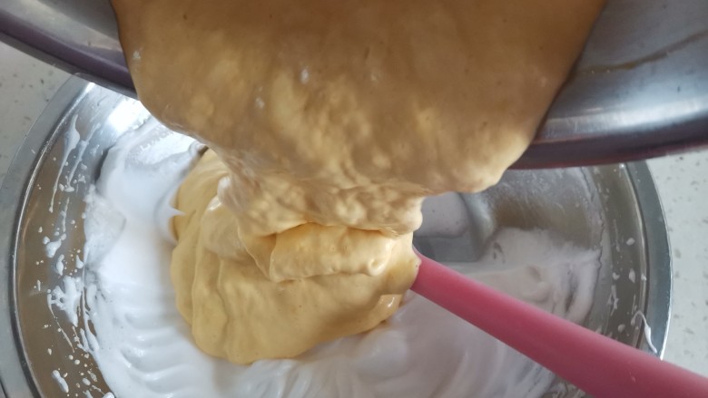 芒果米粉小蛋糕,再倒回剩余的蛋白霜里同样的手法翻拌均匀