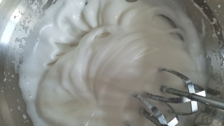 芒果米粉小蛋糕,打发至出现明显纹路时，加入第三次白砂糖