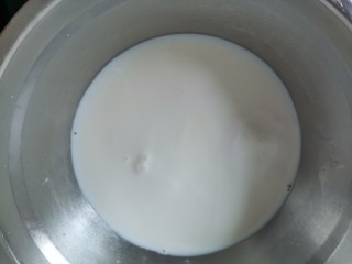 芒果双皮奶,把牛奶倒入奶锅中，小火加热至起泡泡立即关火