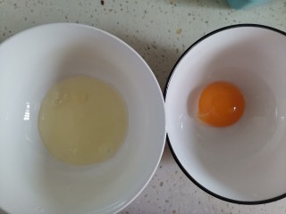 芒果双皮奶,再把一个鸡蛋分离出蛋清，在无水无油的碗中