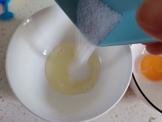 芒果双皮奶,蛋清中加入细砂糖