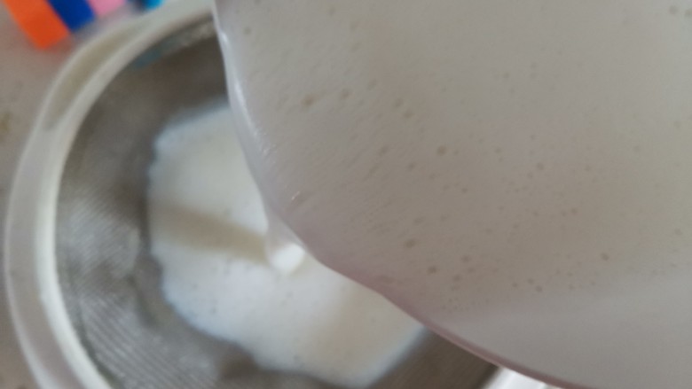芒果双皮奶,把牛奶和蛋清搅拌均匀，过筛两次，过筛掉多余的泡泡