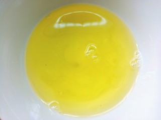 芒果双皮奶,蛋清中倒入白糖