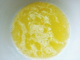 芒果双皮奶,搅拌均匀至糖化开