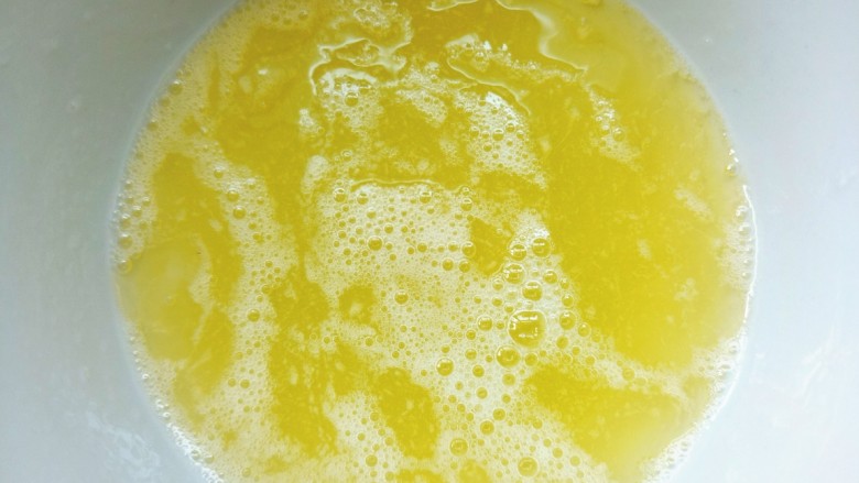 芒果双皮奶,搅拌均匀至糖化开