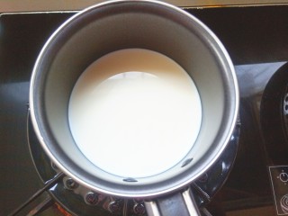 芒果双皮奶,将奶倒入奶锅至火上烧
