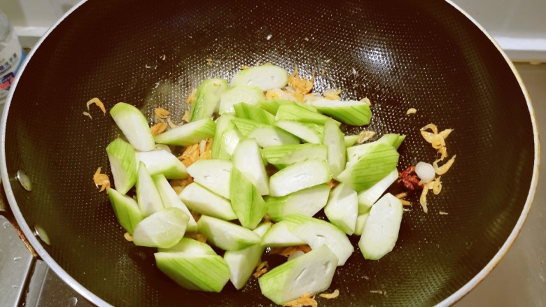 虾皮丝瓜汤,虾皮炒香后放入丝瓜块翻炒。