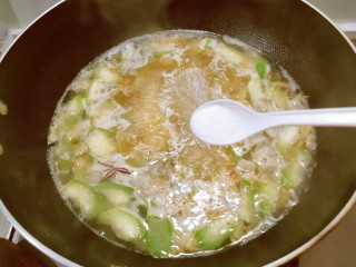 虾皮丝瓜汤,按自己口味加入盐调味。