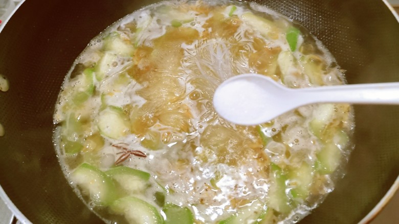 虾皮丝瓜汤,按自己口味加入盐调味。