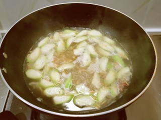 虾皮丝瓜汤,倒入适合自己量的开水。