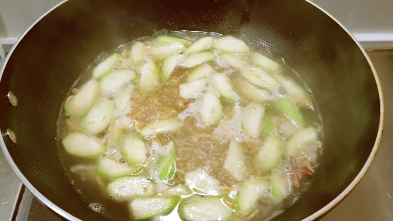 虾皮丝瓜汤,倒入适合自己量的开水。