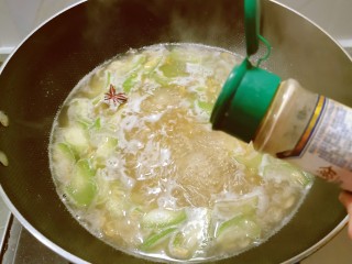 虾皮丝瓜汤,放入胡椒粉增香。