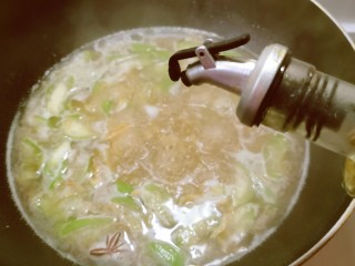 虾皮丝瓜汤,淋入芝麻油关火出锅。