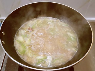 虾皮丝瓜汤,再次烧开，加入酱油。