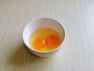 虾皮丝瓜汤,鸡蛋磕碗里，加入一小勺料酒去腥。