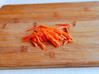 虾皮丝瓜汤,胡萝卜去皮洗干净切丝。