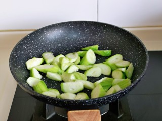 虾皮丝瓜汤,起油锅，加入丝瓜煸炒。