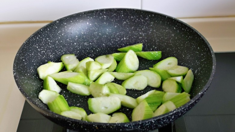 虾皮丝瓜汤,起油锅，加入丝瓜煸炒。