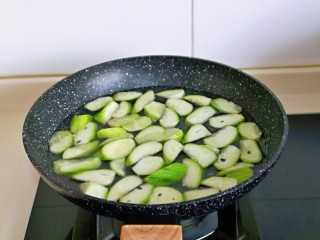 虾皮丝瓜汤,加入两小碗纯净水，大火烧开。