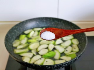 虾皮丝瓜汤,烧开后按个人口味加入盐，煮1分钟。