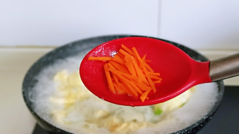 虾皮丝瓜汤,加入胡萝卜丝。