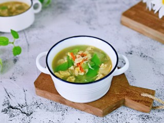 虾皮丝瓜汤,盛出装入汤碗中，好吃不腻又补钙。