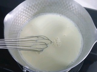 芒果双皮奶,纯牛奶倒入容器中稍微加下热，再加入细砂糖，搅拌至细砂糖融化。