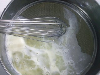 芒果双皮奶,将其过筛，把没打散的蛋清过滤掉